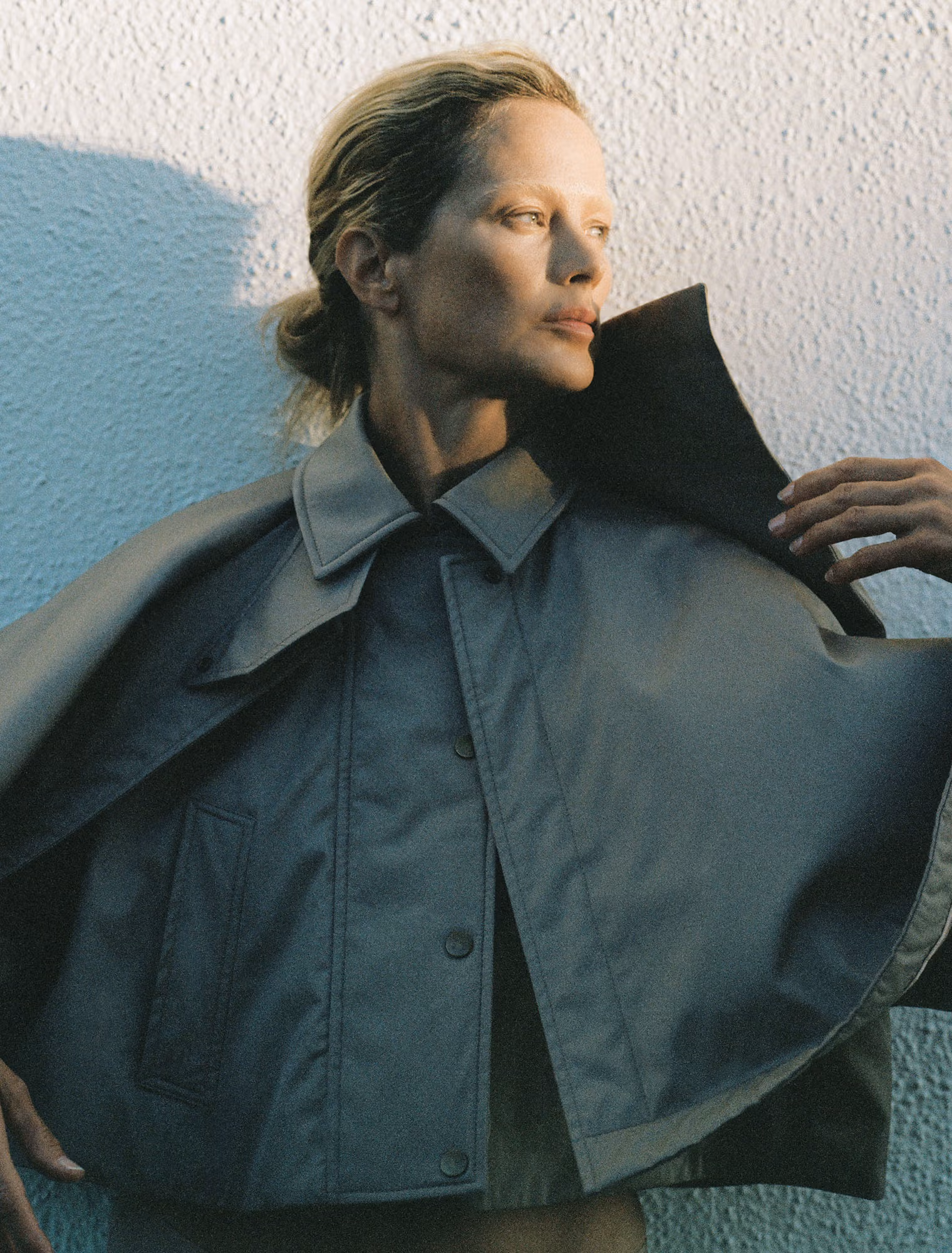 Carolyn wears cape by CHLOÉ.