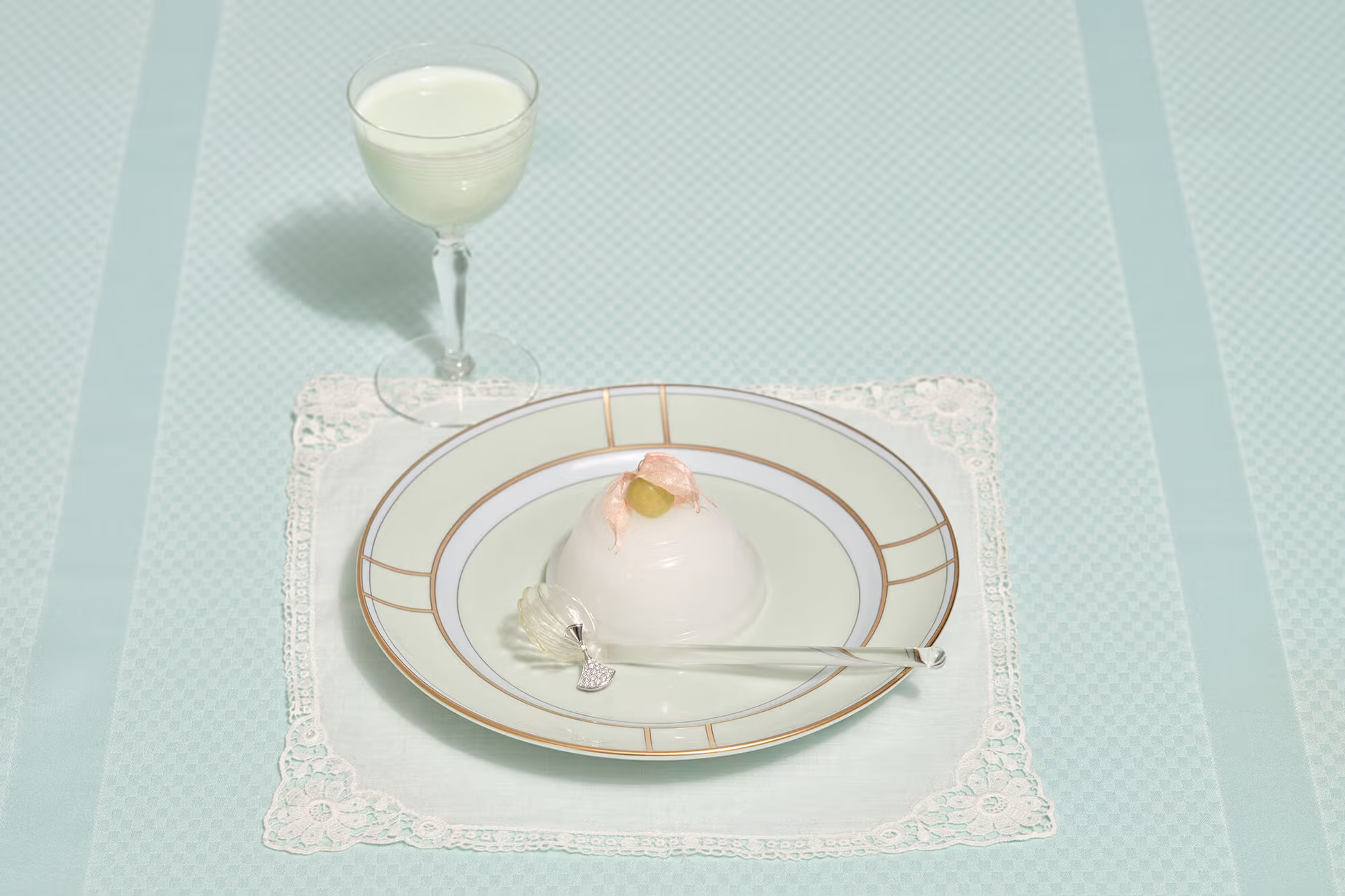 Earring by BULGARI and dessert plate by GINORI 1735.
