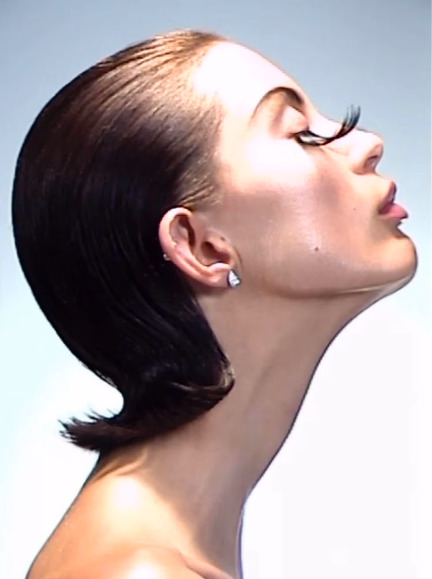 Lulu wears earring by BOUCHERON.