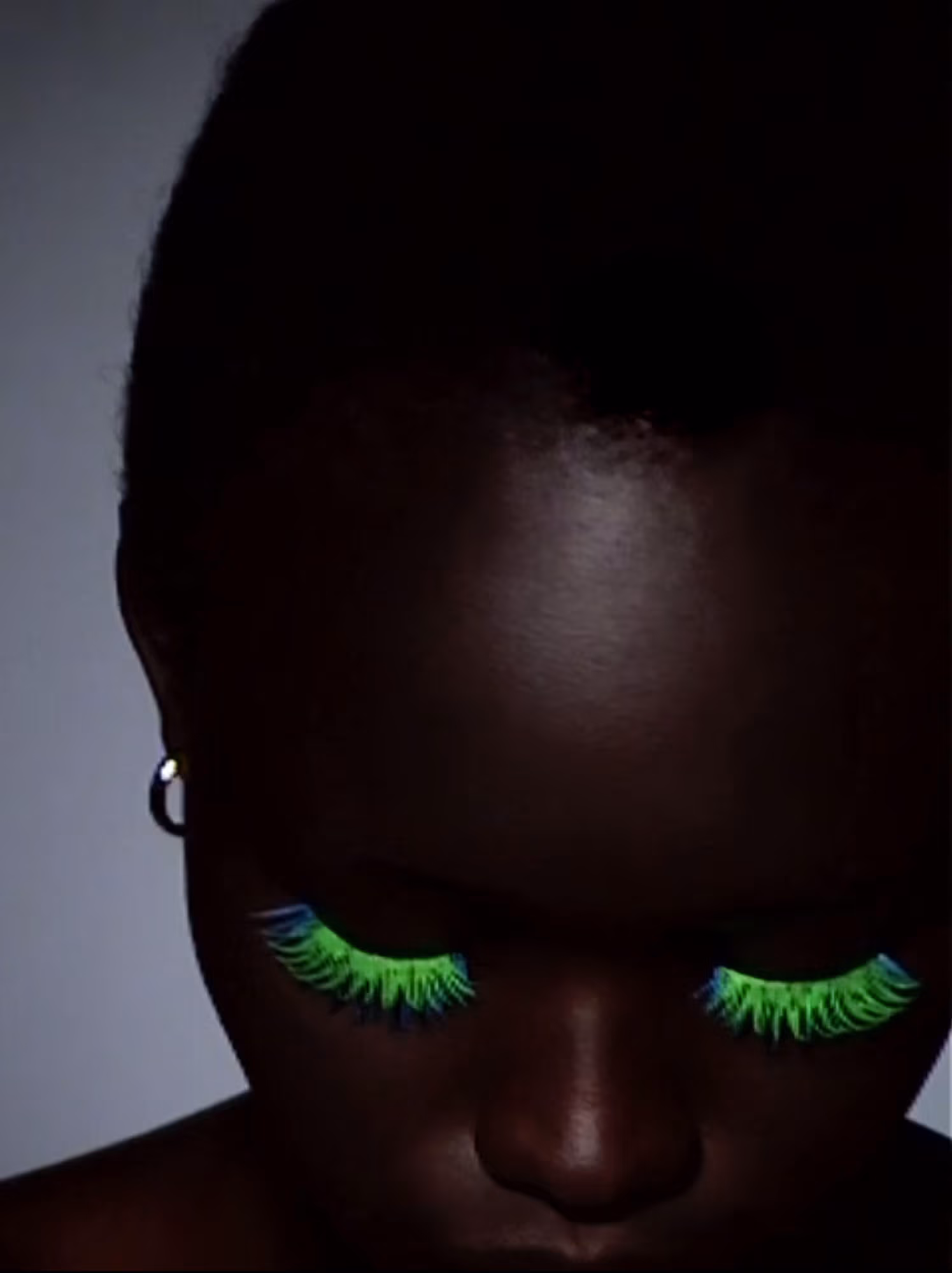 Anyier wears earrings by CHOPARD.
