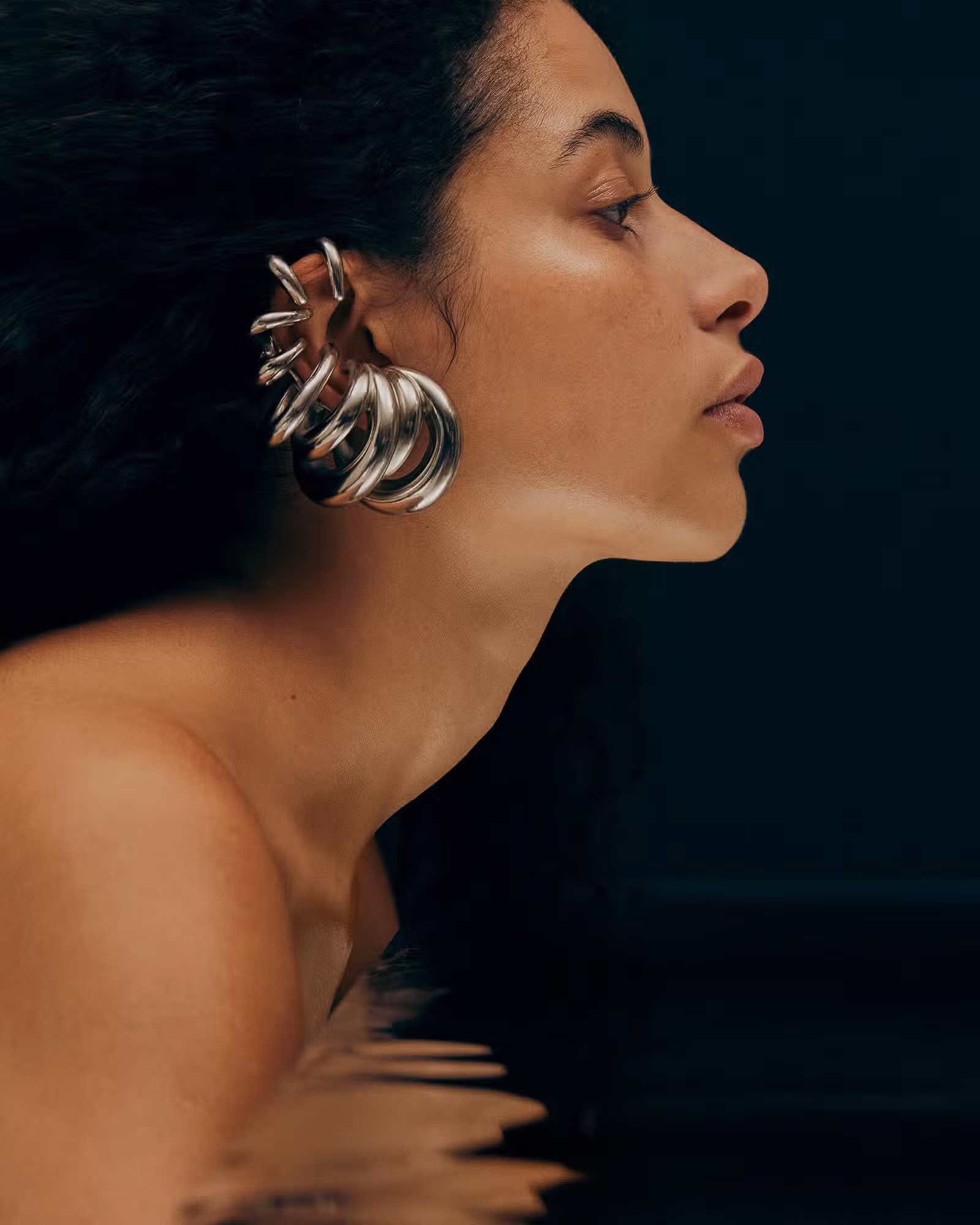 Alici wears ear cuff by PANCONESI.