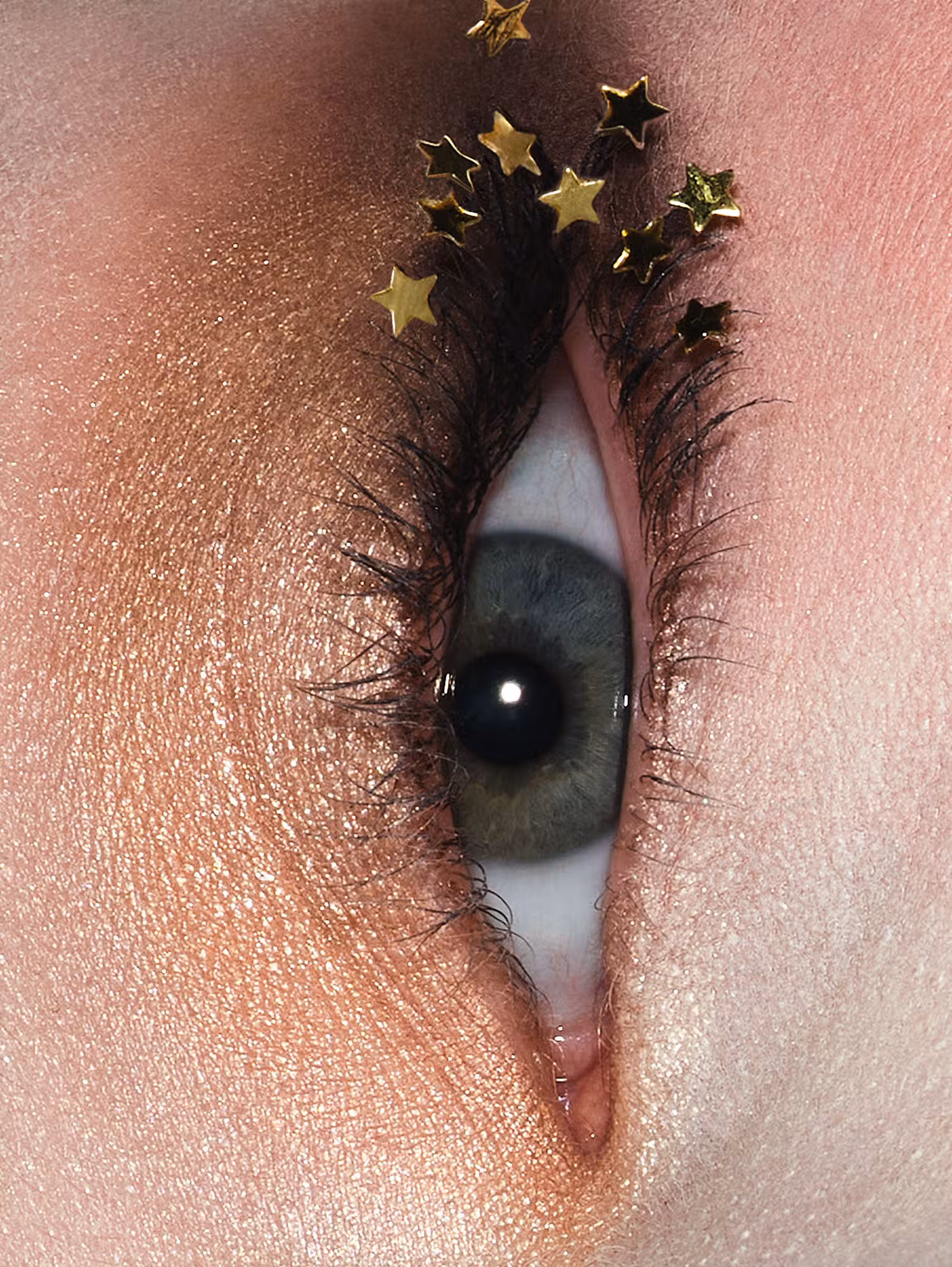 Alyda Grace wears Diorshow 5 Couleurs eyeshadow and Diorshow Iconic Overcurl mascara.